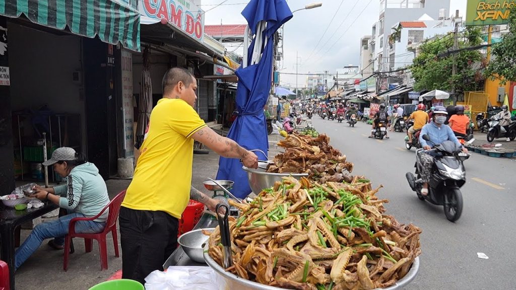 Nể phục thanh niên kiếm tiền tỷ mỗi năm từ những bộ xương vịt chế biến thành phá lấu