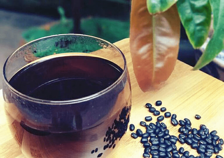 Các công dụng của đậu đen Uống nước đậu đen giúp ngăn ngừa táo bón, cải thiện sức khỏe hệ tiêu hóa