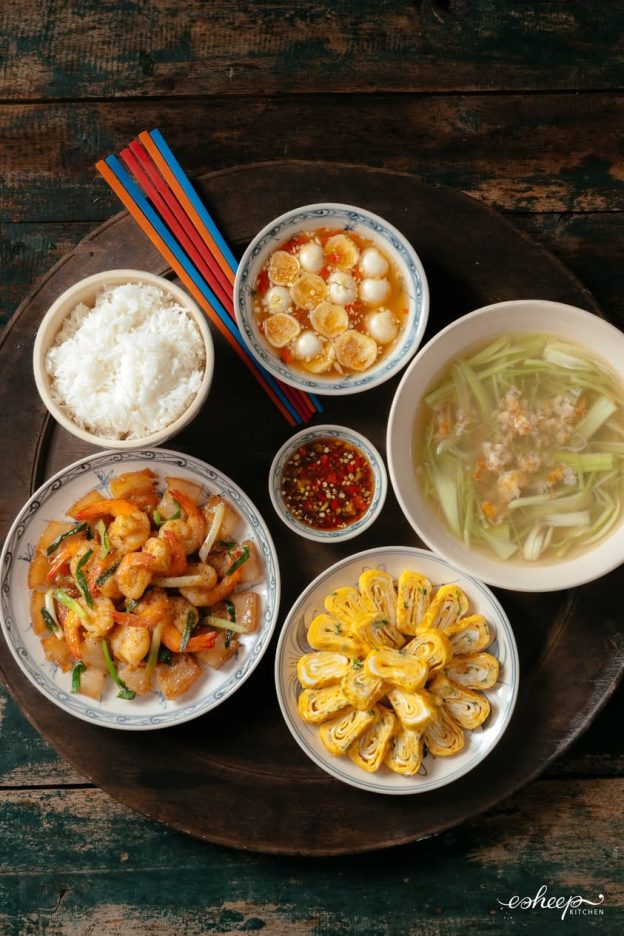 Mâm cơm hè mát lành giữa ngày nắng gắt
