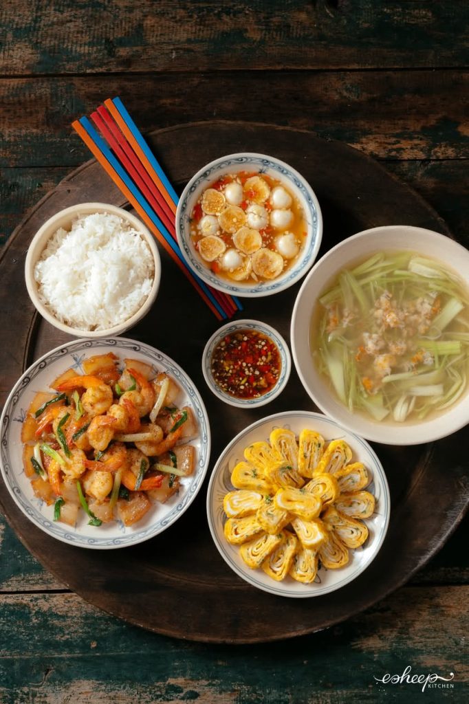 Mâm cơm hè mát lành giữa ngày nắng gắt Mâm cơm hè mát lành giữa ngày nắng gắt