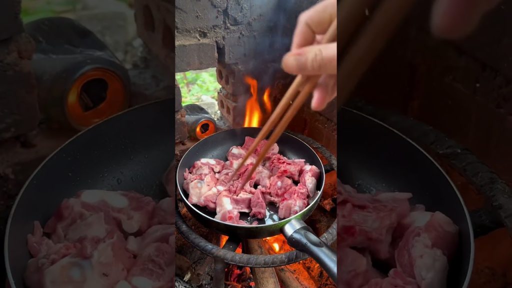 2 vợ chồng trẻ làm cỏ tuông và nấu ăn 2 vợ chồng trẻ làm cỏ tuông và nấu ăn