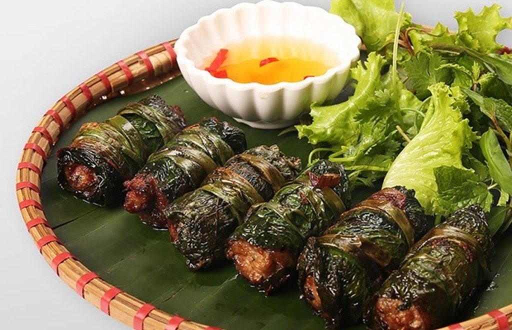 Các món ăn ngon ngày lễ 30/4 không thể bỏ qua Bò cuốn lá lốt có hương thơm ngào ngạt đặc trưng của lá lốt, lại thêm vị béo ngon hấp dẫn của thịt vừa ngon vừa dễ làm