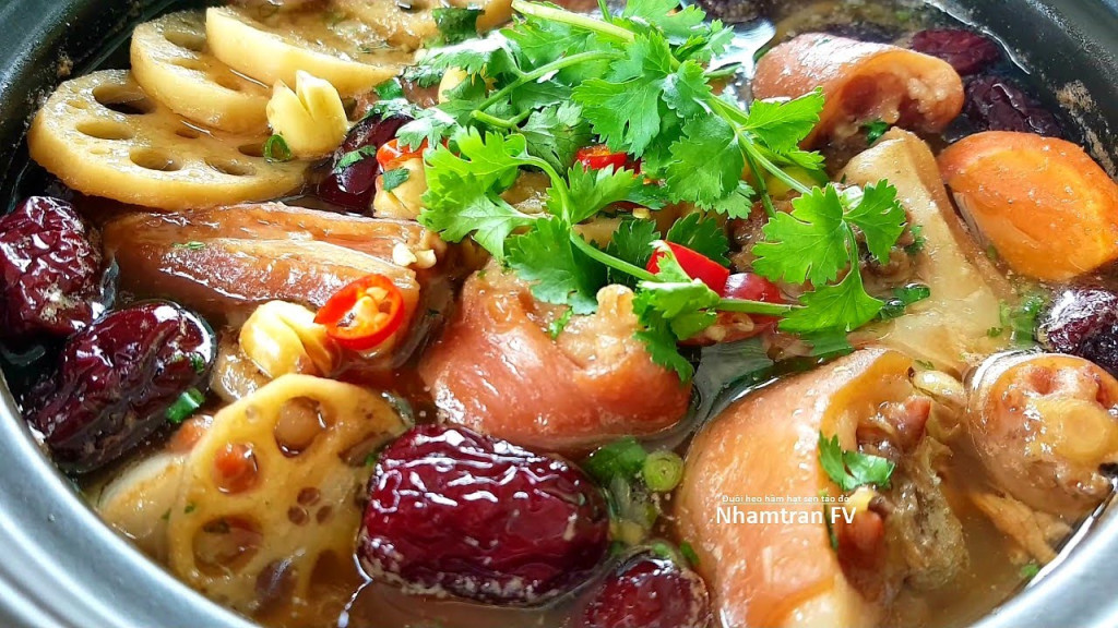 Đuôi heo hầm hạt sen Đuôi heo hầm hạt sen